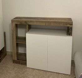 Credenza Madia moderna con 2 ante in finitura bianco laccato lucido e pero