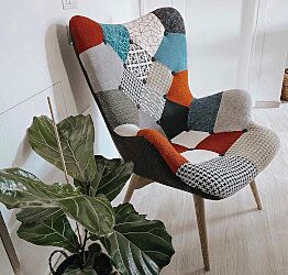 Poltrona stile patchwork colorato con gambe in legno
