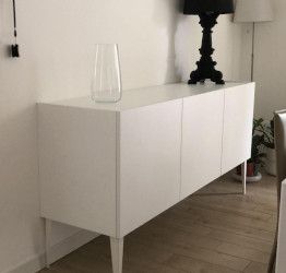 Credenza moderna con piedi a 3 ante, Bianco opaco