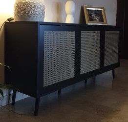 Credenza  Madia moderna Arendal con 3 ante in finitura Nero opaco con dettagli Oro