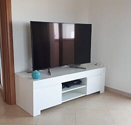 Porta tv moderno con maniglie a gola, Bianco opaco