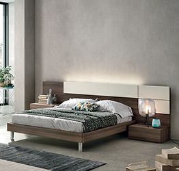 Letto matrimoniale con pediera curva di alta qualità in finitura  Quercia Brown ed Ecopelle bianco 