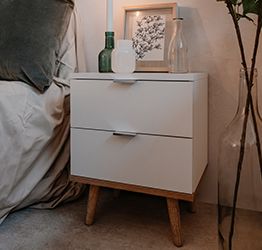 Coppia di Comodini in finitura bianco con piedi in legno