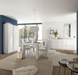 Soggiorno bianco con tavolo, credenza e colonna in finitura Bianco laccato lucido