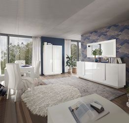 Soggiorno bianco moderno con tavolo, credenza e colonna