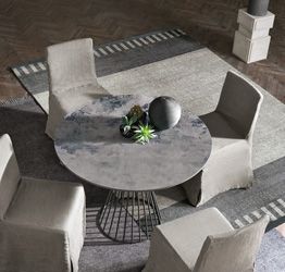 Tavolo tondo con piano in grafica e struttura in metallo antracite 