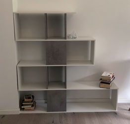 Libreria Bianca e grigio cemento dal design moderno