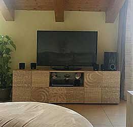 ACQUISTA ANCHE TU Base porta TV in rovere serigrafato con 2 ante e 1 cassetto