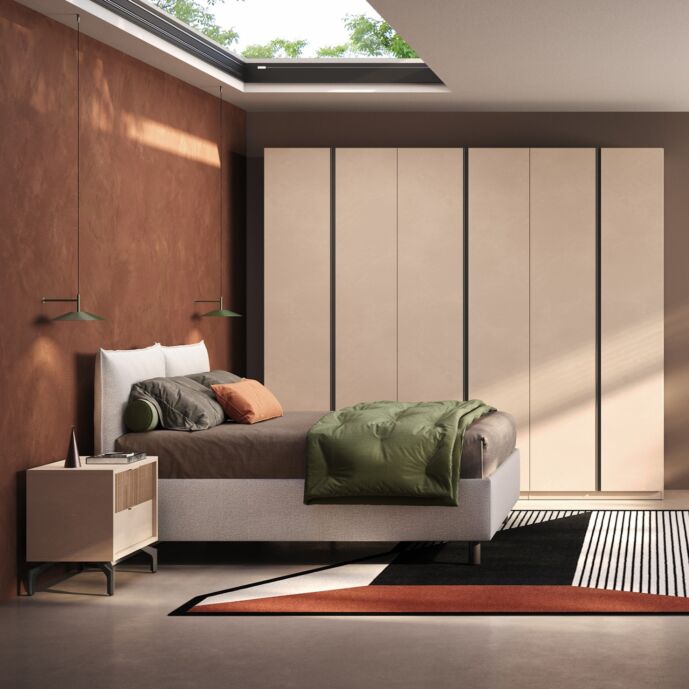 Camera matrimoniale con letto imbottito, armadio e comodini