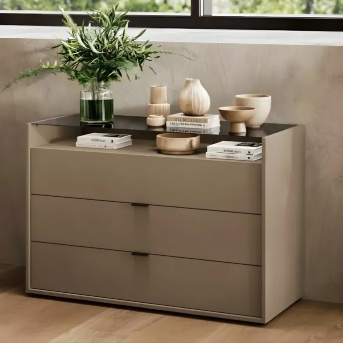 Comò moderno Visone, con vetro fumè, retrofinito