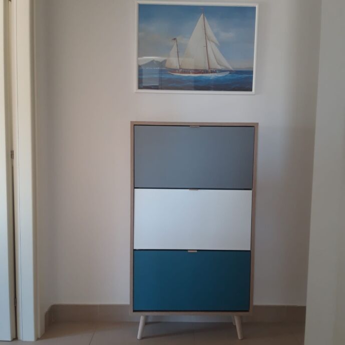 Scarpiera stile nordico, color petrolio, bianco, grigio e quercia
