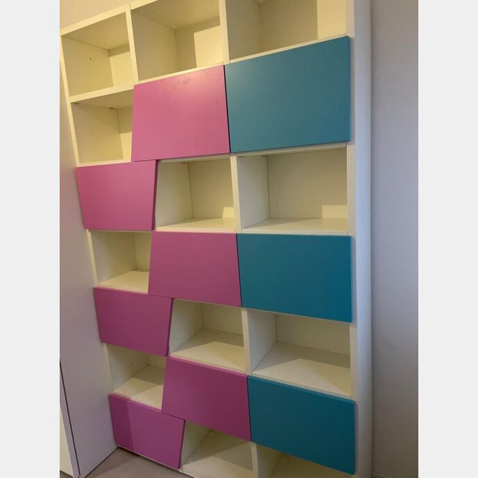 Conveniente Libreria per camerette con 3 ante battenti in finitura Bianco, Turchese e Ciclamino