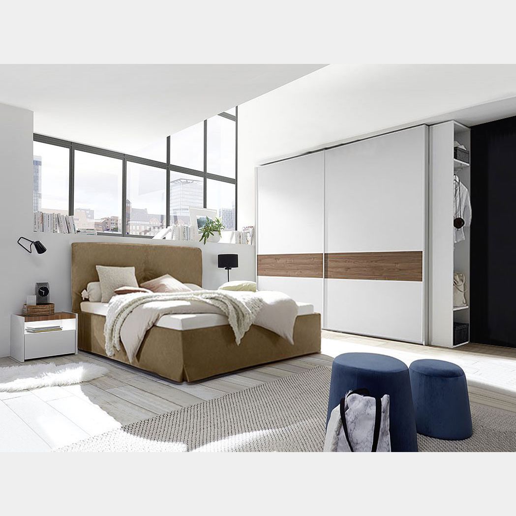 Camera da letto con maxi armadio scorrevole e letto in ecopelle