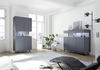 Sala moderna composta da Vetrina e Madia in finitura carbonio con piedino in ferro nero