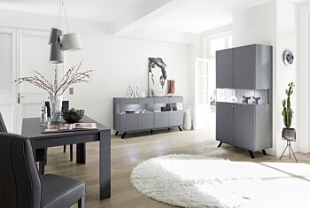 Sala moderna completa con tavolo, madia e vetrina in finitura carbonio e piedini in ferro nero