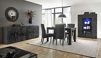 Sala moderna completa di tavolo, madia 4 ante e vetrina, finitura grigia serigrafata
