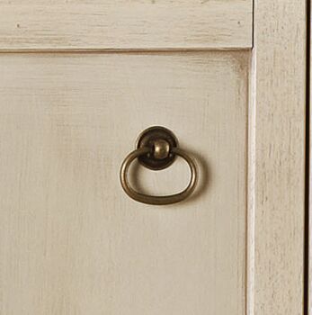 Credenzina in legno finitura laccato avorio patinato, con 3 porte e 1 cassetto