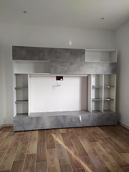 Parete attrezzata moderna con ante e librerie Bianca e Beton