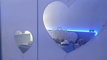 Letto matrimoniale elegante con fregio a cuore e testata imbottita,  Bianco 