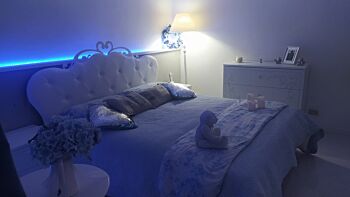 Letto matrimoniale elegante con fregio a cuore e testata imbottita,  Bianco 