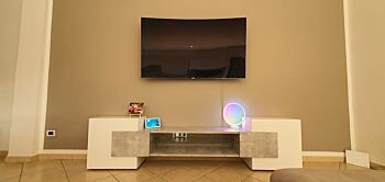Porta TV Bianco Lucido e Beton con mensola