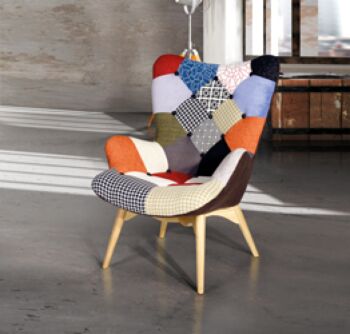 Poltrona stile patchwork colorato con gambe in legno