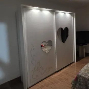 Armadio 2 ante scorrevoli con specchi a cuore e serigrafie in finitura Bianco 