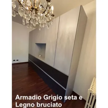 Armadio moderno con 6 ante e 6 cassetti in finitura Grigio seta e Legno bruciato