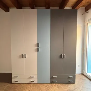 Armadio moderno L.241 a 6 ante e 4 cassetti H.257, finiture Grigio Dorian, Cadaques e Grigio Titanio