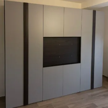 camera da letto con armadio con tv