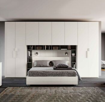 Armadio a ponte per letto matrimoniale con 8 ante battenti, finitura Bianco nobilitato e Bianco Essenza