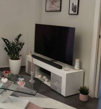 Porta tv grigio cemento e bianco, con due ante e ripiano centrale