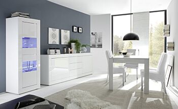 Sala da pranzo bianca lucida moderna, con tavolo allungabile, madia e vetrina