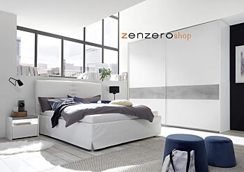 Camera matrimoniale con letto in ecopelle bianco, comodini bianchi opachi e armadio con fascia beton H.248