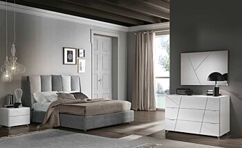 Camera con letto matrimoniale in tessuto, set comò e comodini in finitura Grigio e Noce bianco