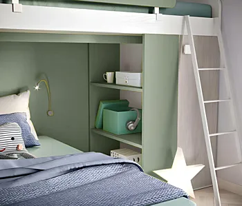 Cameretta con soppalco a 2 posti letto in Bianco frassino, Gessato cenere e Salvia