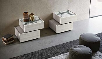 Comodini Palawan sfalsati, finitura Bianco altea e Grigio seta, top vetro 