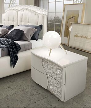 Camera stile contemporaneo con armadio scorrevole e letto contenitore, bianca con inserti floreali