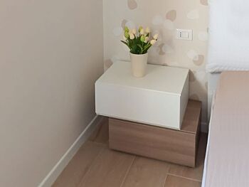 Elegante e moderno Comodino particolare con 2 cassetti  di alta qualità in finitura Frassinato bianco e Olmo