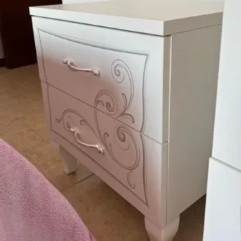 Coppia di comodini con 2 cassetti e serigrafia in finitura bianco opaco, Made in Italy