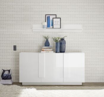 Soggiorno bianco lucido con tavolo, credenza e colonna