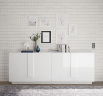 Soggiorno bianco moderno con tavolo, credenza e colonna