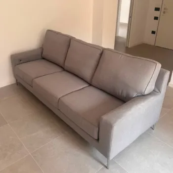 Divano Tor a 3 posti con presa USB integrata, tessuto Vino Rosso con bordino Grigio Chiaro