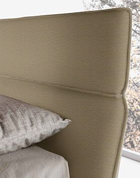 Letto matrimoniale ecopelle con testata retrofinita, finitura fango 