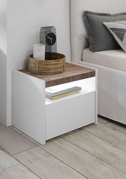 Camera matrimoniale con letto in ecopelle tabacco, armadio con anta noce dark H.248 e comodini bianchi opachi