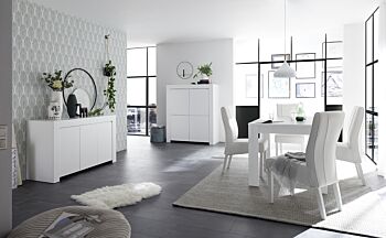 Sala di design composta da Madia alta, Madia 3 ante e Tavolo allungabile, finitura bianco opaco