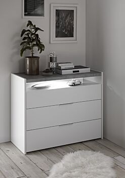 Camera matrimoniale con letto in tessuto grigio, comodini bianchi opachi e  armadio con fascia beton H.248