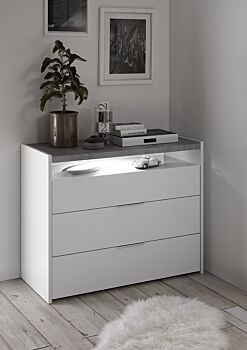 Camera matrimoniale con letto in ecopelle bianco, comodini bianchi opachi e armadio con fascia beton H.248