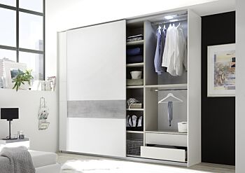 Camera matrimoniale con letto in tessuto grigio, comodini bianchi opachi e  armadio con fascia beton H.248