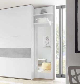Camera matrimoniale con letto in ecopelle cemento, armadio con fascia beton e comodini bianchi opachi